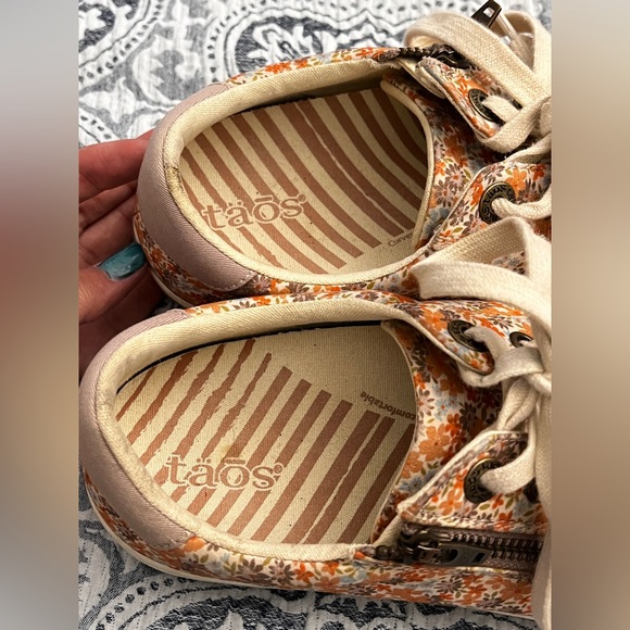 Taos Footwear Cream and White Sneakers with Floral Design sz 10 - Picture 6 of 12